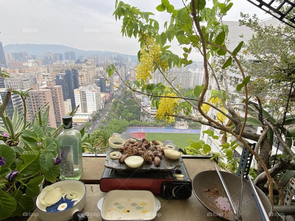 My breakfast in my balcony.我陽台的早餐