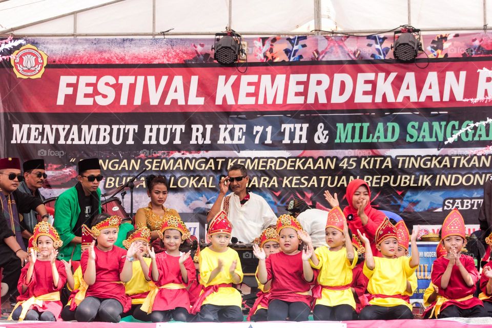 performance with traditional costumes, in the context of regional art competitions in Indonesia.