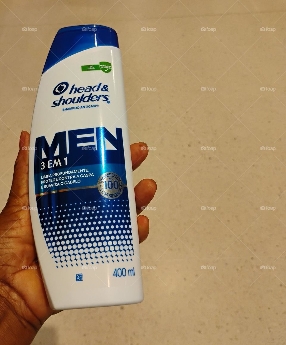 Couro cabeludo oleoso e com caspas? Head & Shoulders Shampoo Anticaspa 3 em 1. Limpa profundamente o couro cabeludo, protege contra a caspa e suave com o cabelo.