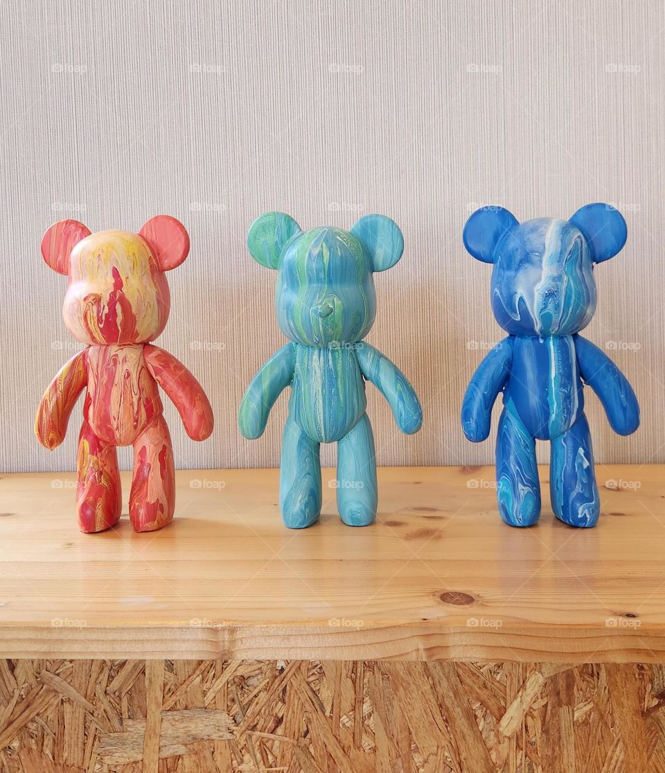 a pouring art toy bear