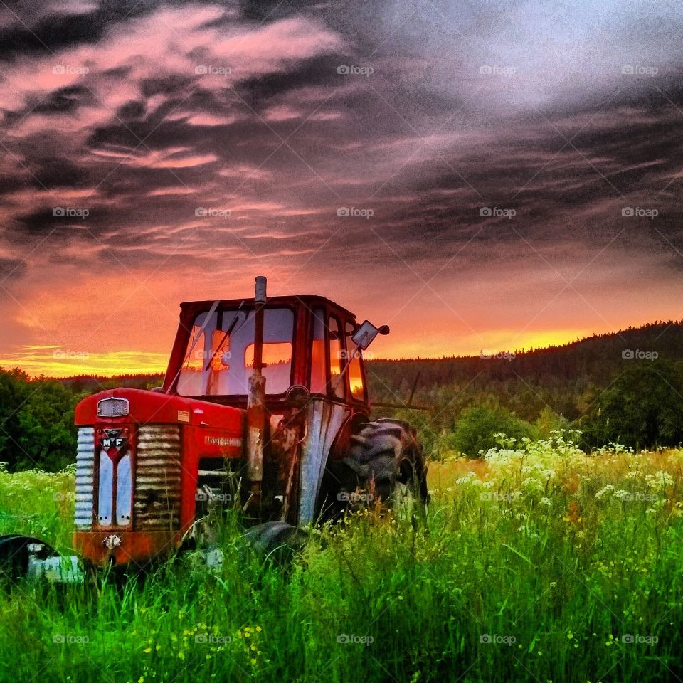 contry. I visited a farmer and
I saw a old tractor in the 
sunset.