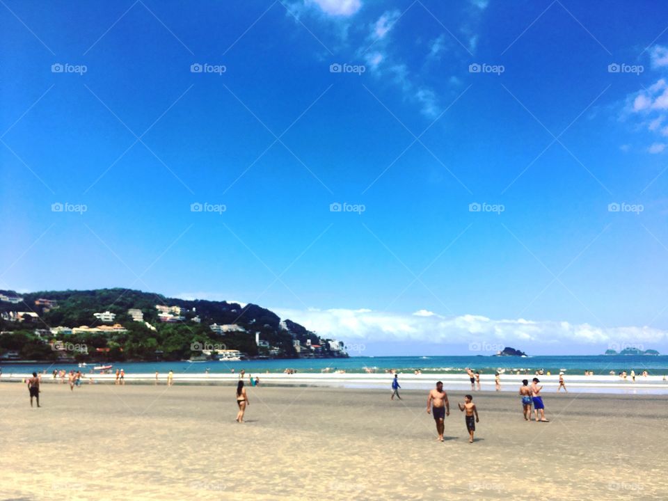 Um merecido descanso olhando para o #céu azul e o #mar infinito!
🏖 
#praia #litoral #Guarujá #natureza #paisagem