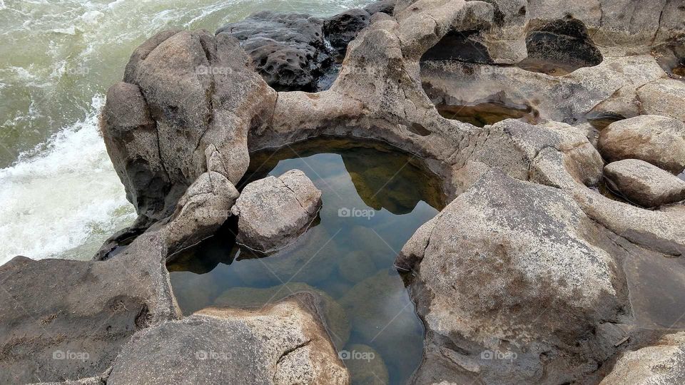 Rochas, pedras com água.