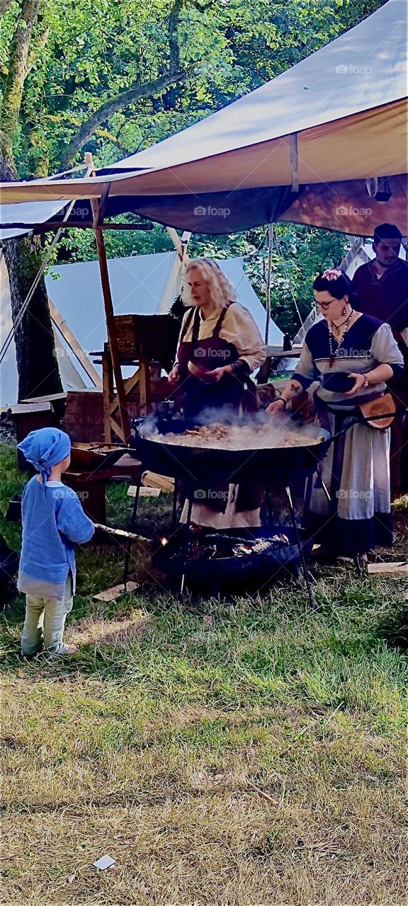 Fried meat and sausages on an open barbecue fire is always a delicacy but especially in the historical setting of the “Renaissance Festival” of “Ortenburg” in “Bavaria” near the “Austrian” border. 2023. Hypnotic Productions