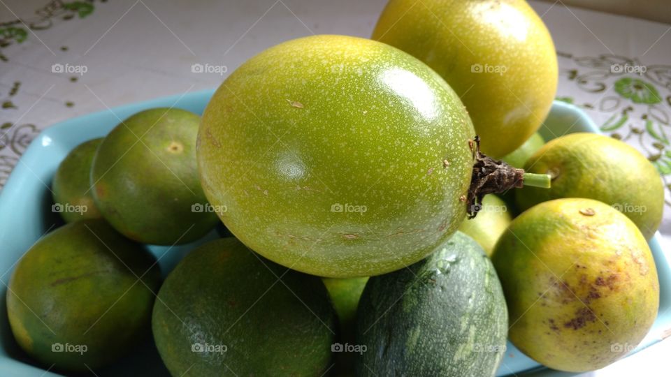 Maracujá e laranja.