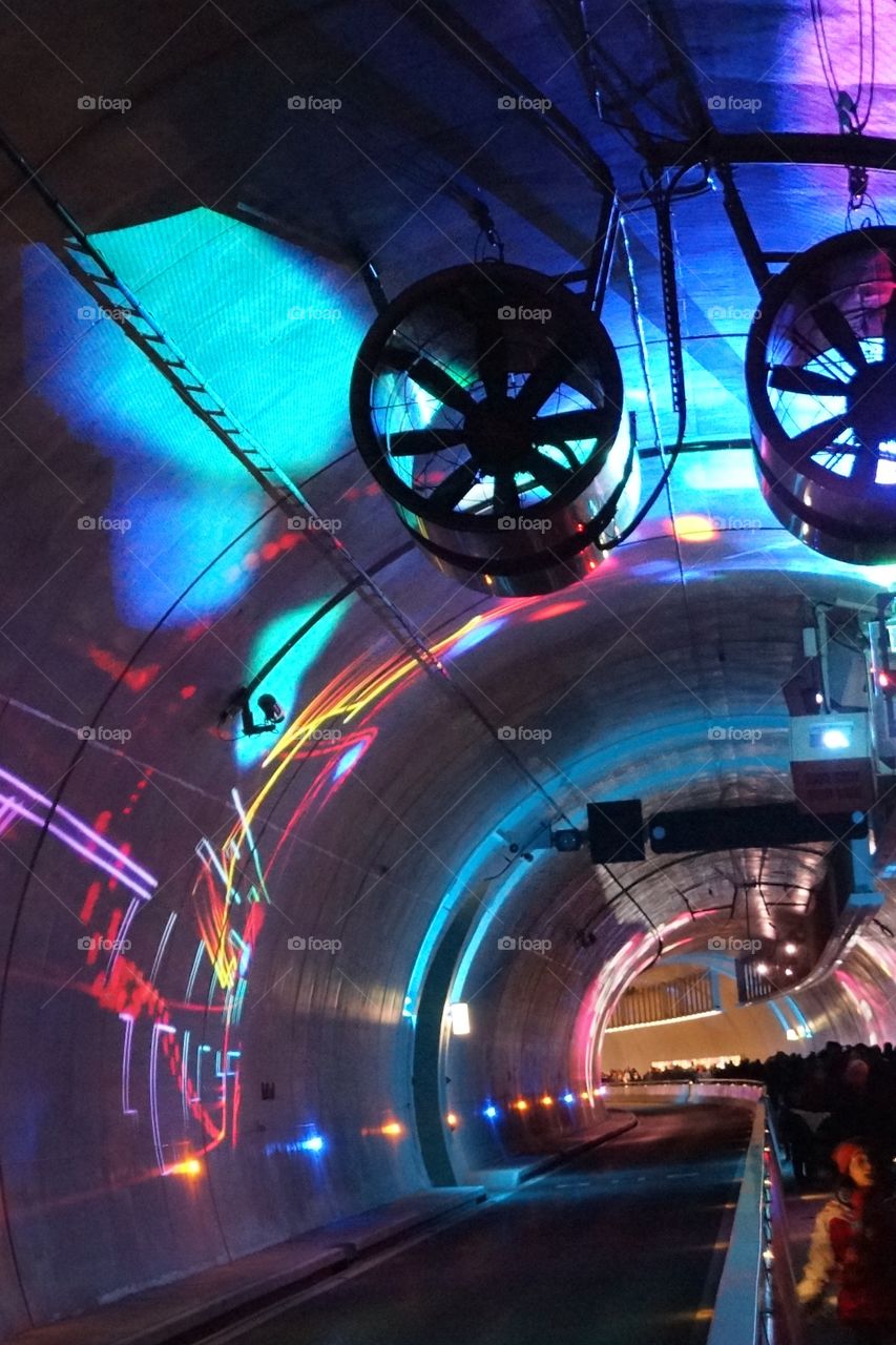 Anamorphose dans le tunnel de la Croix Rousse lors de la fête des Lumières de Lyon (décembre 2013)