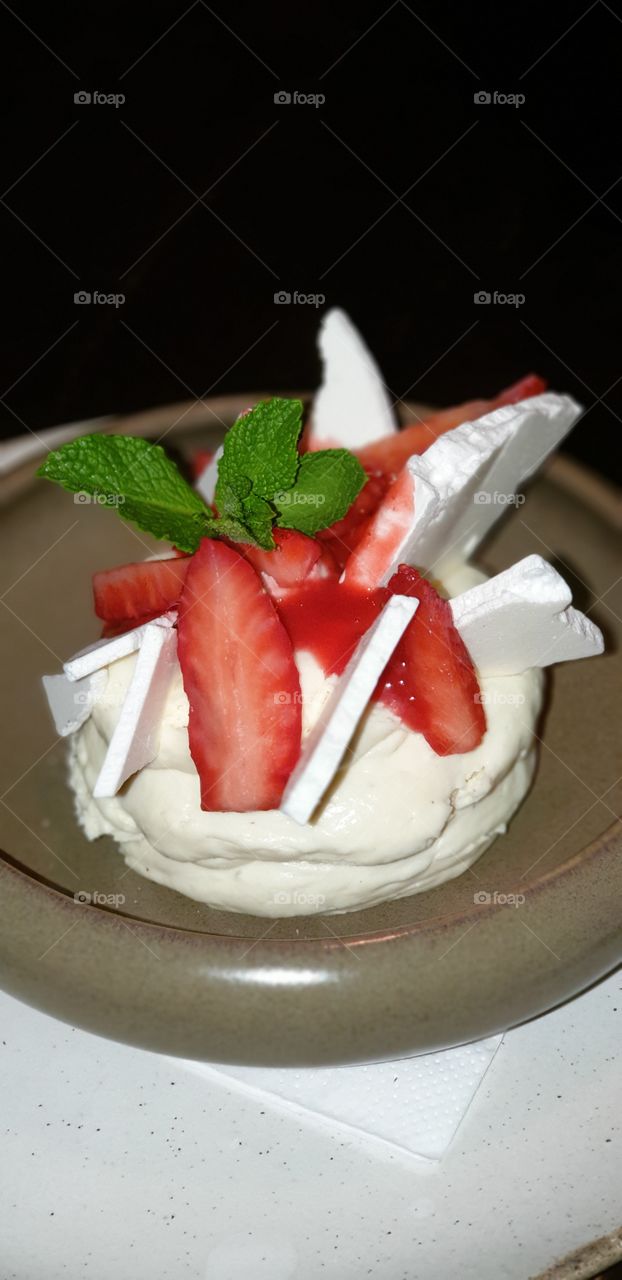 pavalova strawberry dessert