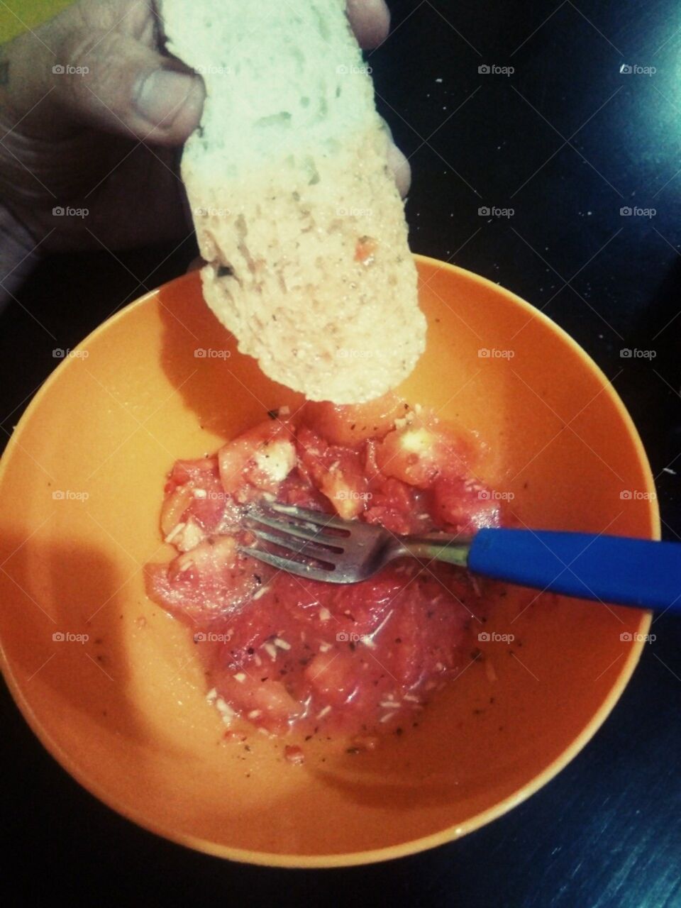 Tomate y pan casero :)