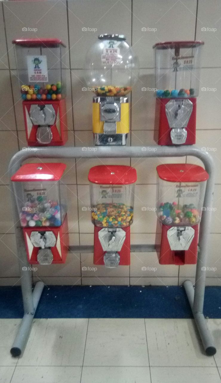 candy machine with six dispensers