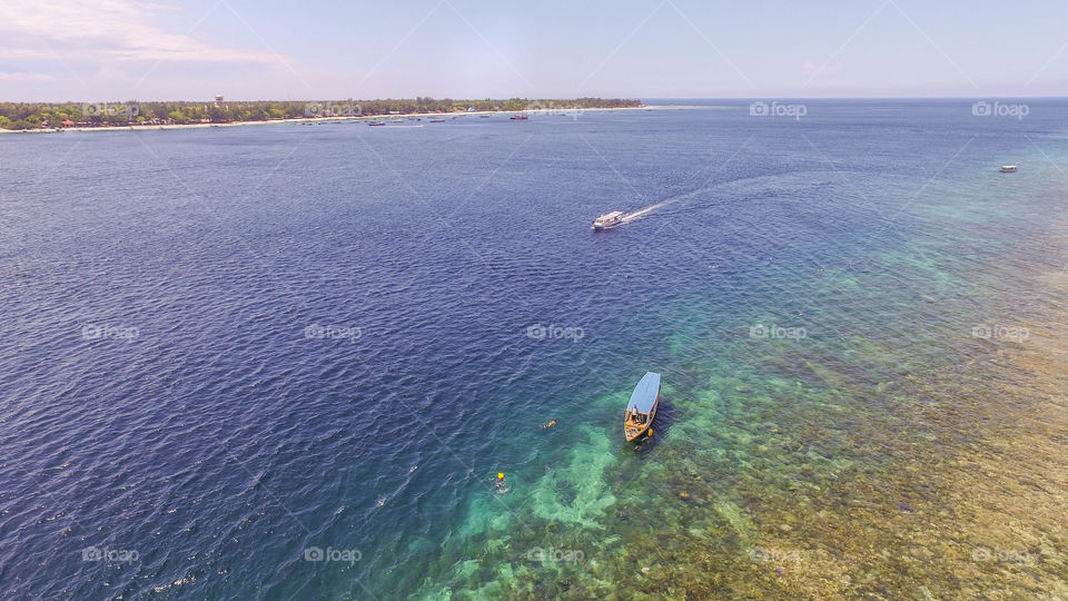 Aerial view lombok gili trawangan hidden beach small boat in ocean snorkling paradise