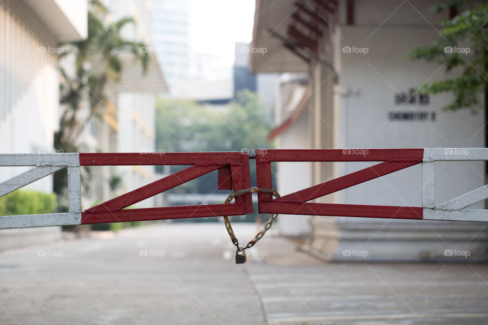 Fence with chain lock