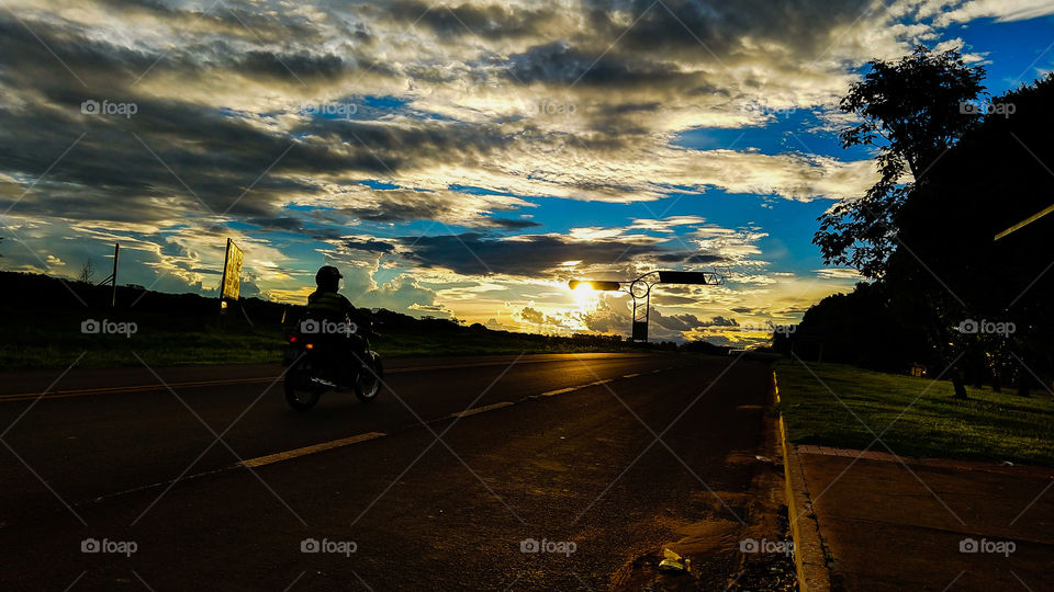 Uma maravilhosa imagem com vista da paisagem ao por do sol com nuvens coloridas e contrastes extraordinariamente perfeitos.