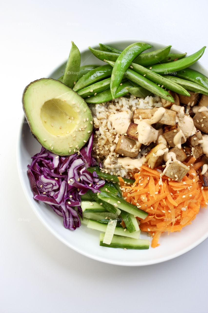 Vibrant sushi bowl packed with colour. Crunchy snap peas, shredded carrots, matchstick cucumber and purple cabbage. Topped with a spicy sriracha sauce and roasted sesame seeds. 