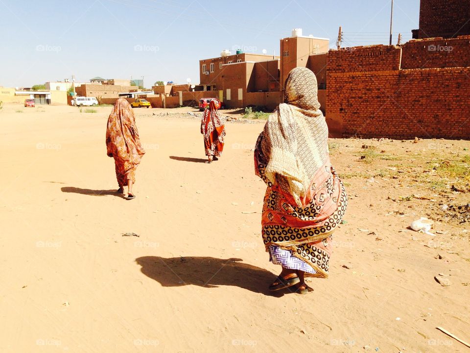 Tuti Women. Women wearing traditional Sudanese tobes walking on Tuti Island, at the confluence of the Niles