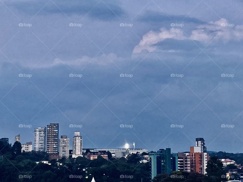 Agora, 18h. Ao fundo da fotografia, o Nabizão rodeado de nuvens.
A chuva vem chegando?
.
📸
#FOTOGRAFIAéNOSSOhobby