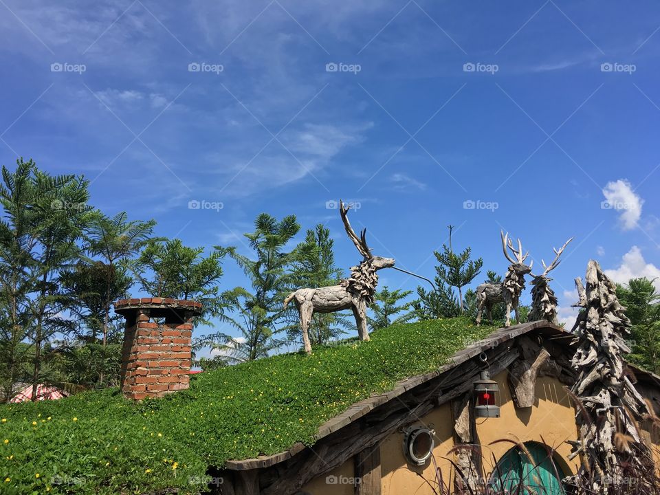 Clear sky with sculptures 
