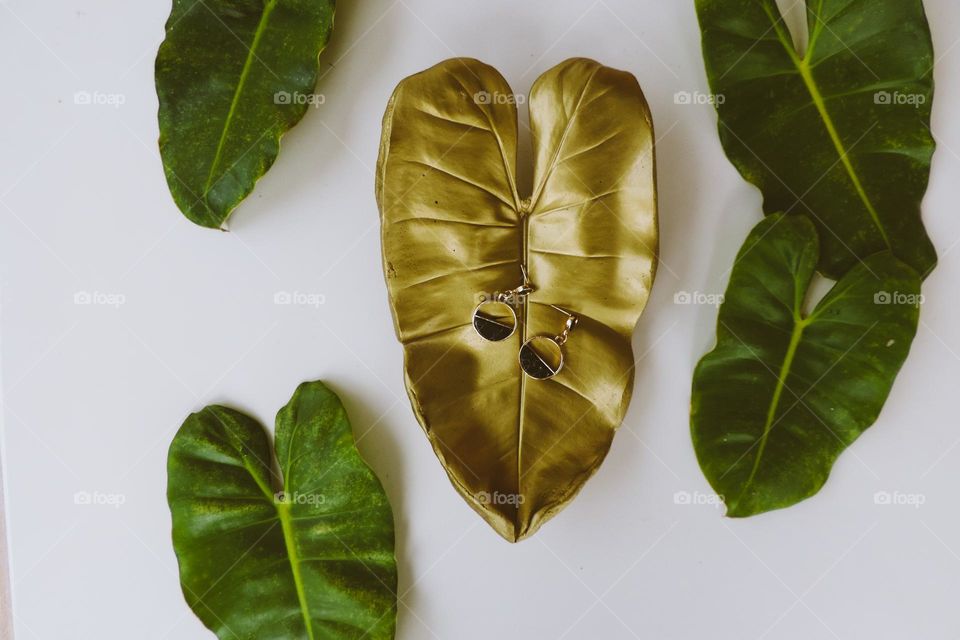 verde e dorado, artificial e natural