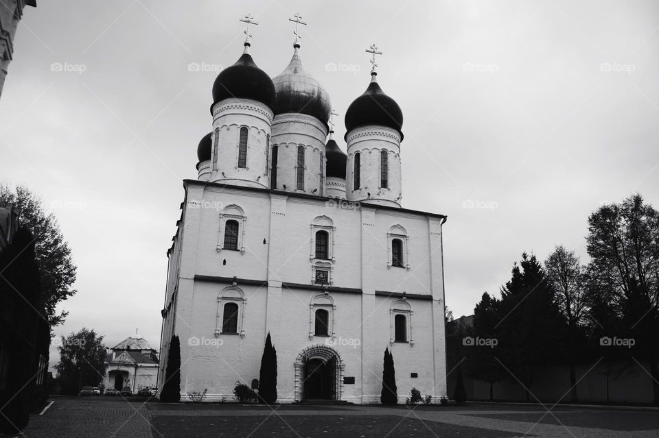 In the center of the Kremlin, on Cathedral Square, the mighty Assumption Cathedral, the main temple of Kolomna, proudly rises. The first Assumption Cathedral was built by Prince Dmitry Donskoy himself in 1380, but then it was rebuilt in 1680.