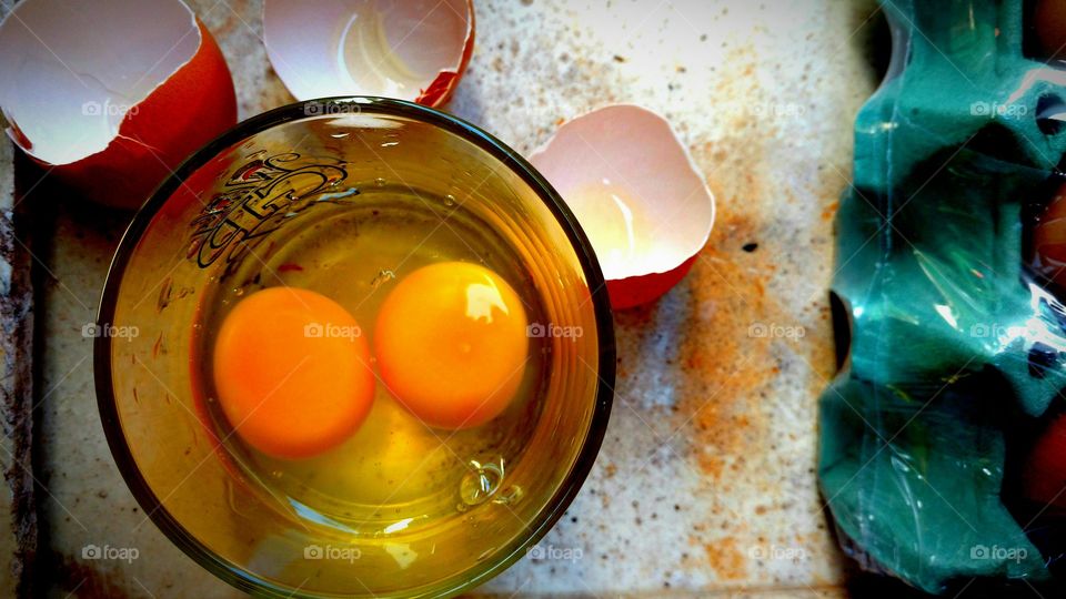 Ovos. Cascas, gemas e claras.