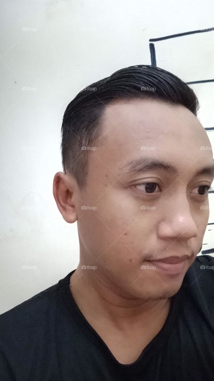 Side view of neat men's hairstyle