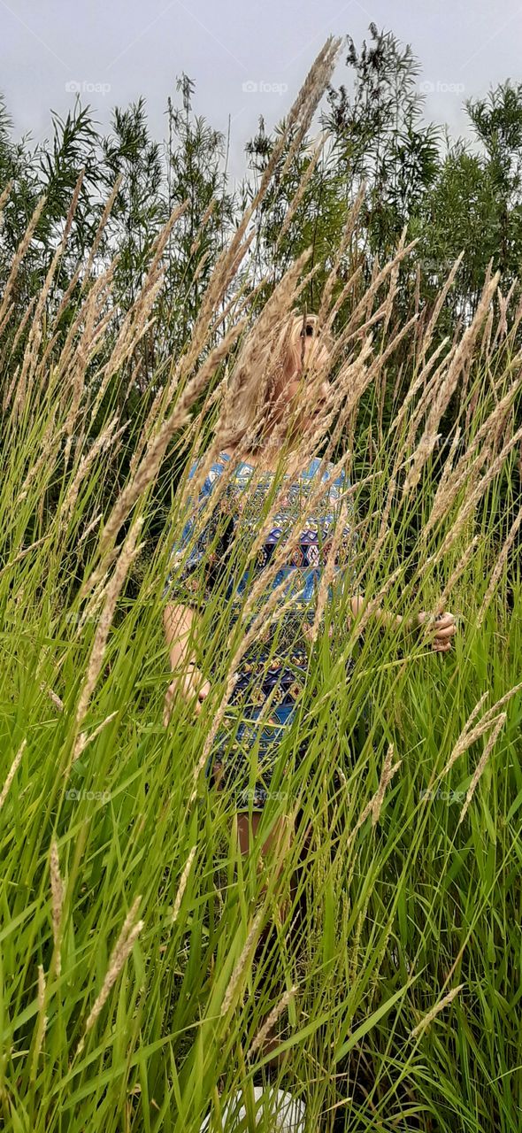 девушка в высокой траве