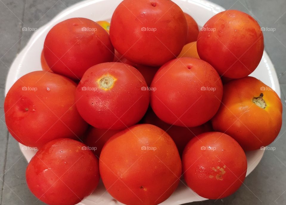 fresh tomatoes in white plate