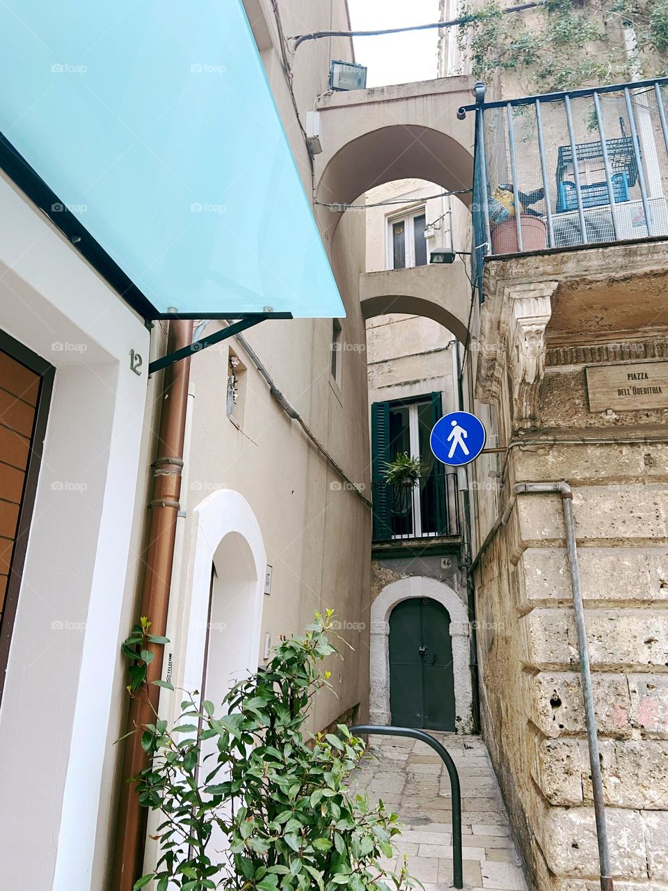 Step into the charm of a hidden alley in Puglia, where arches frame history and every corner whispers a story. A perfect piece for travel enthusiasts and lovers of Italian architecture.