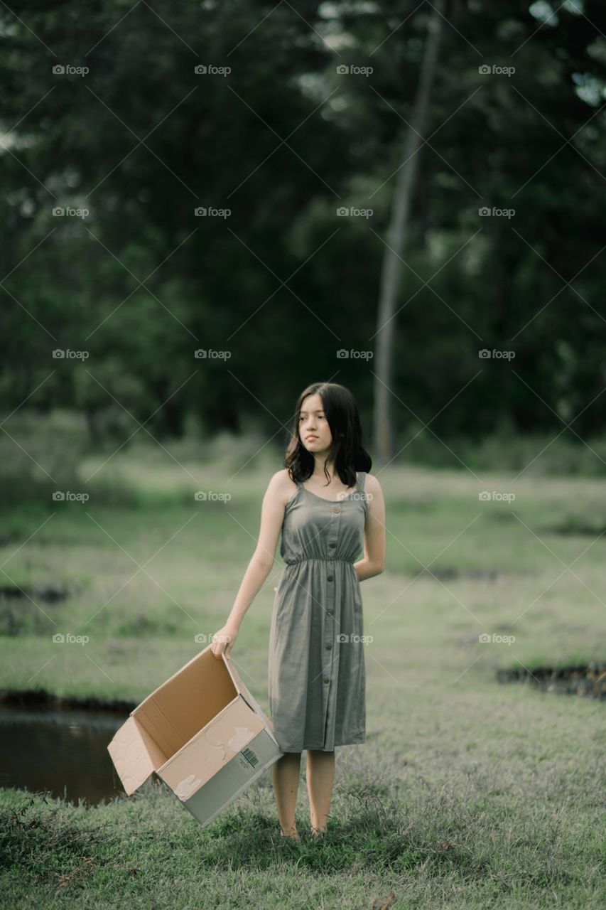 I would like describe this photo luxurious green natural attractive beautiful girl