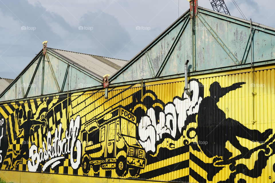 Spray painting on metal construction