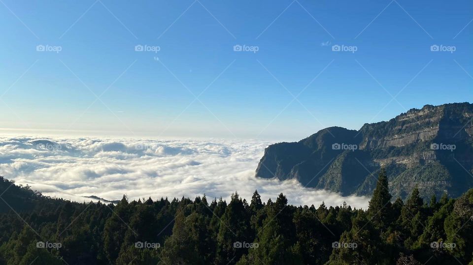 Beautiful mountain scenery with sea of clouds