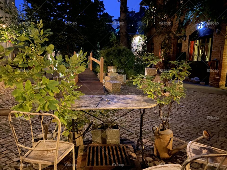 Table and chairs in the courtyard in the evening light