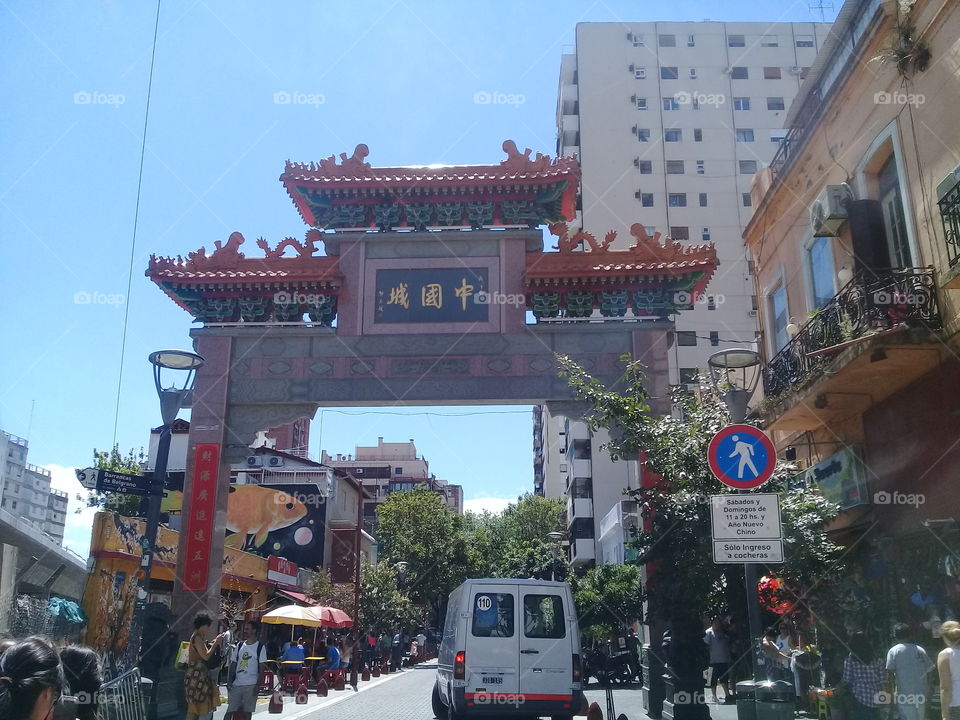 vista del arco de entrada a un barrio chino en un sector específico de la ciudad de Buenos Aires.