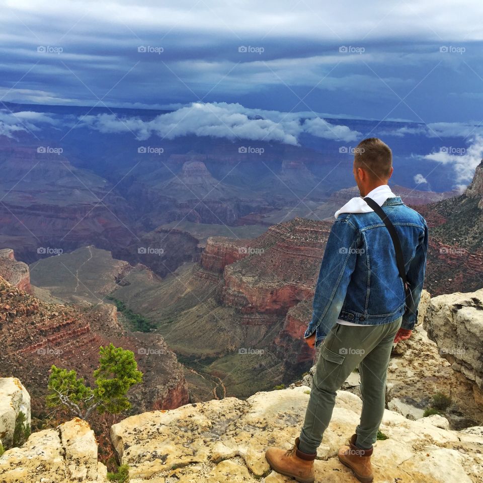 Looking the Gran Canyon. Looking the Gran Canyon