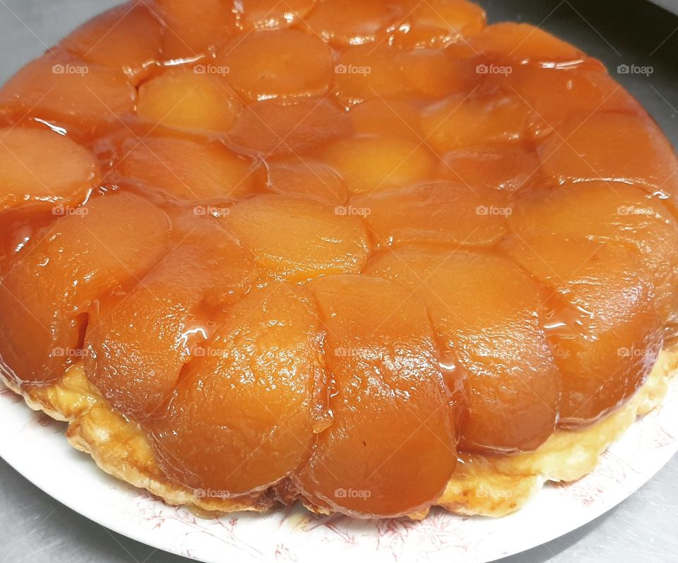 tatin de manzana postre Frances, se sirve de acompañamiento originalmente con crema de leche o nata liquida templada