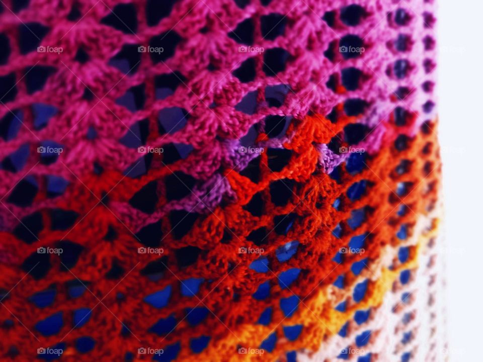 In the intertwining of the lines the colors mix