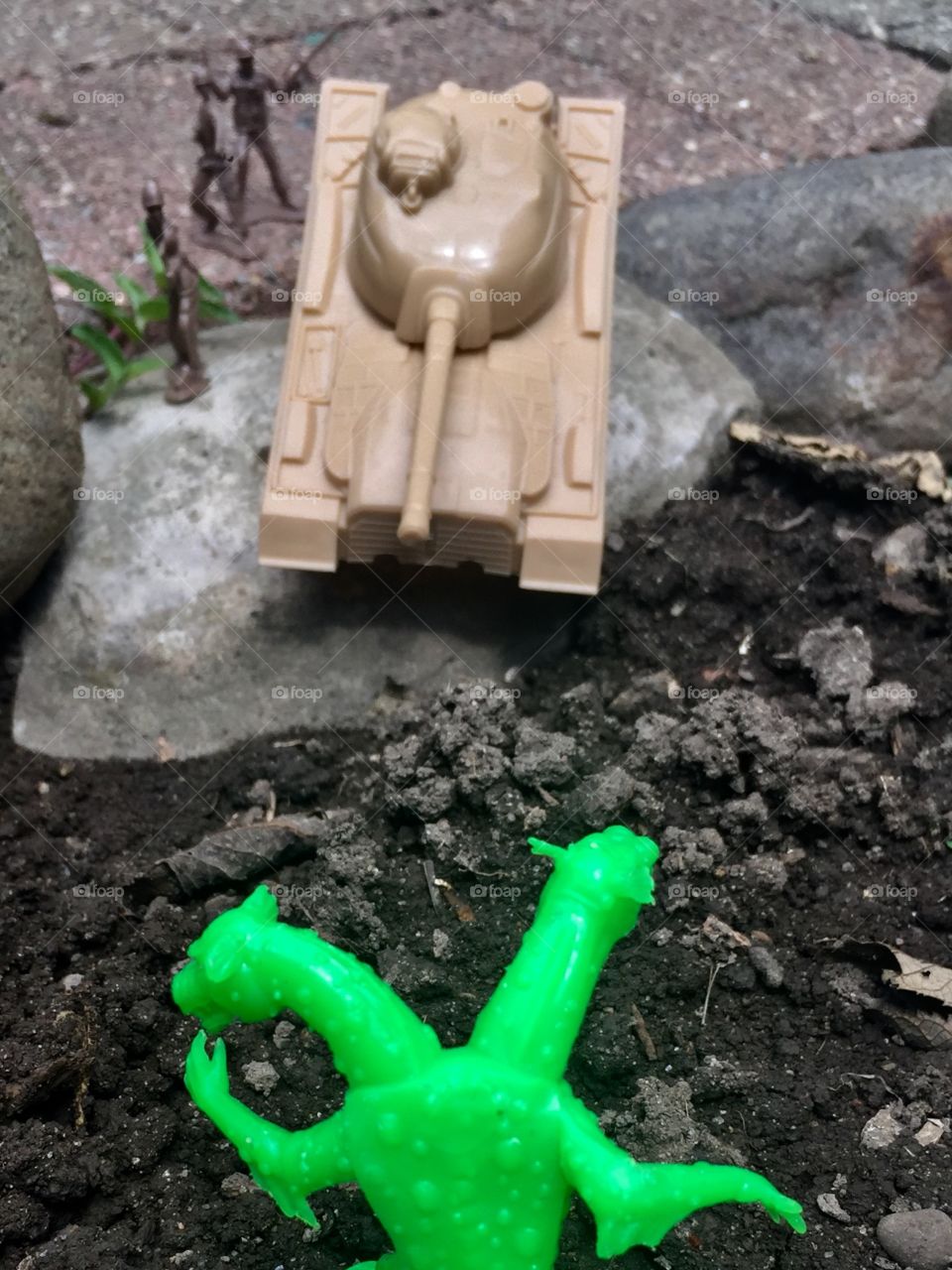 Toy soldiers and tank 