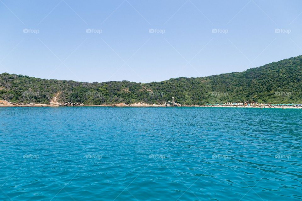 Praia com paisagem linda e fantástica no Brasil, na região do Lagos no Rio de Janeiro, em Arraial do Cabo. Uma ilha incrível de conhecer!