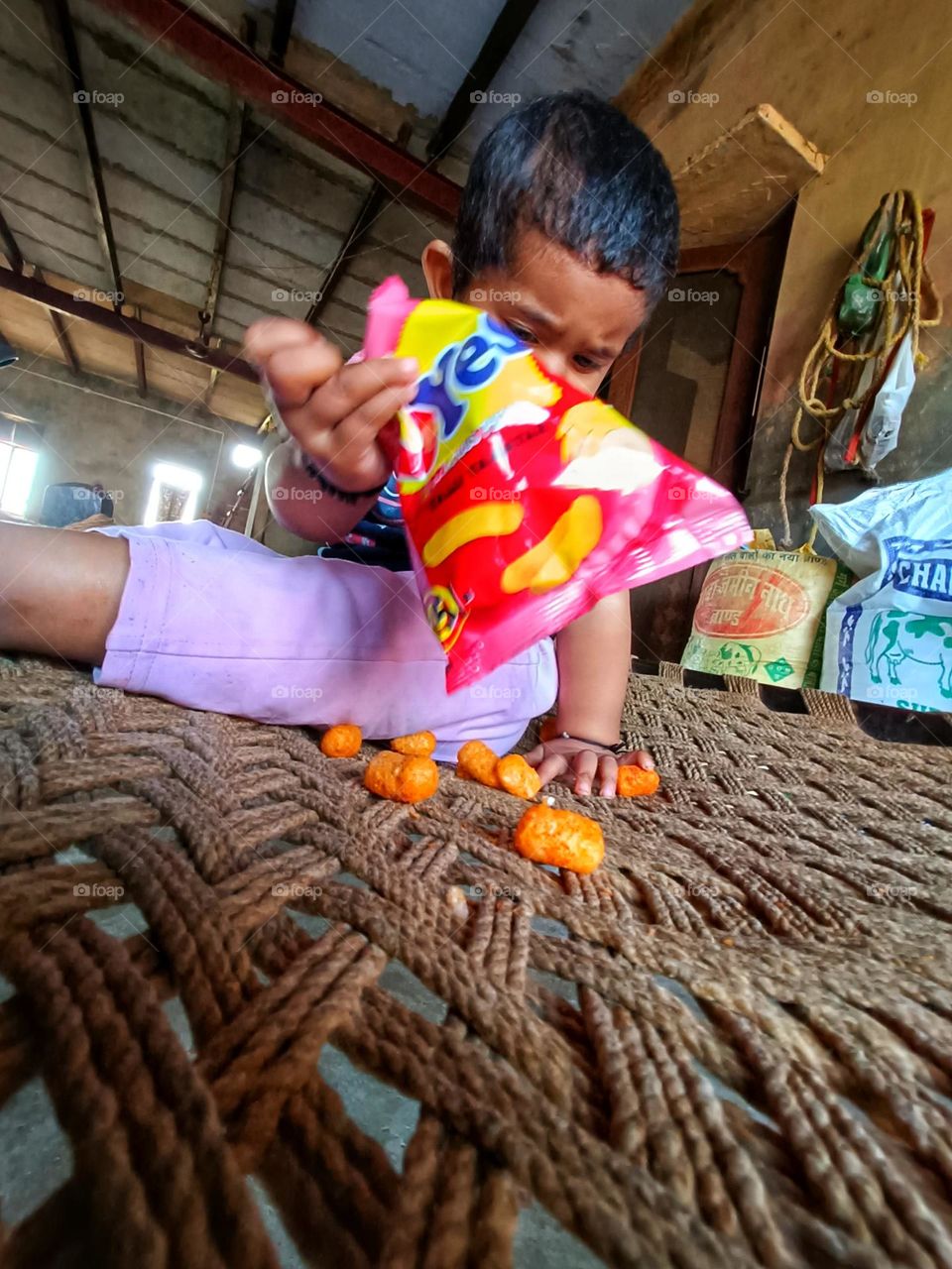 a kid is eating oyes puffs.