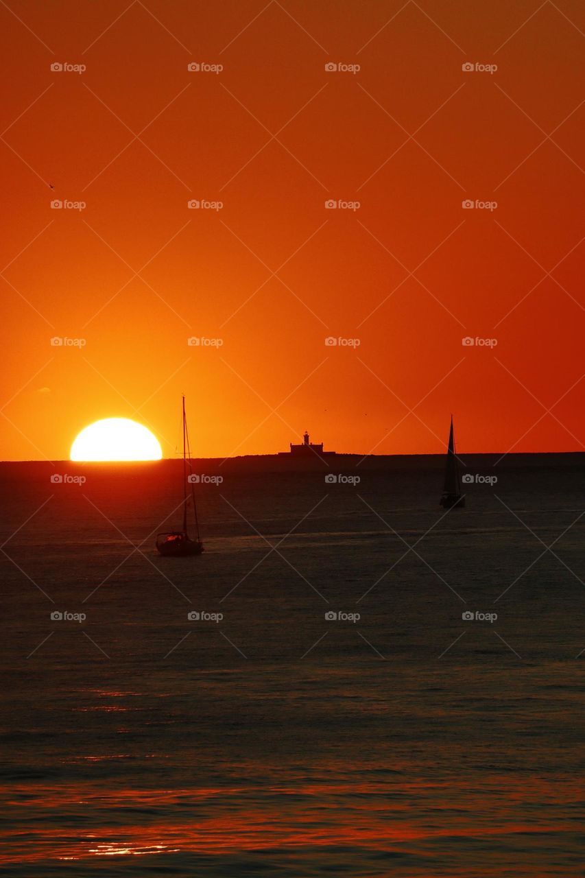 Um lindo por de sol no horizonte