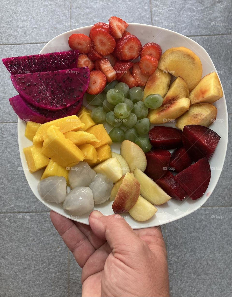 🇺🇸 Tasty afternoon fruits: pitaya, strawberry, peach, plum, grape, mango, lychee and apple.
Eat fruits, they are healthy!

🇧🇷 Frutas saborosas da tarde: pitaya, morango, pêssego, ameixa, uva, manga, lichia e maçã.
Coma frutas, pois elas são saudáveis!