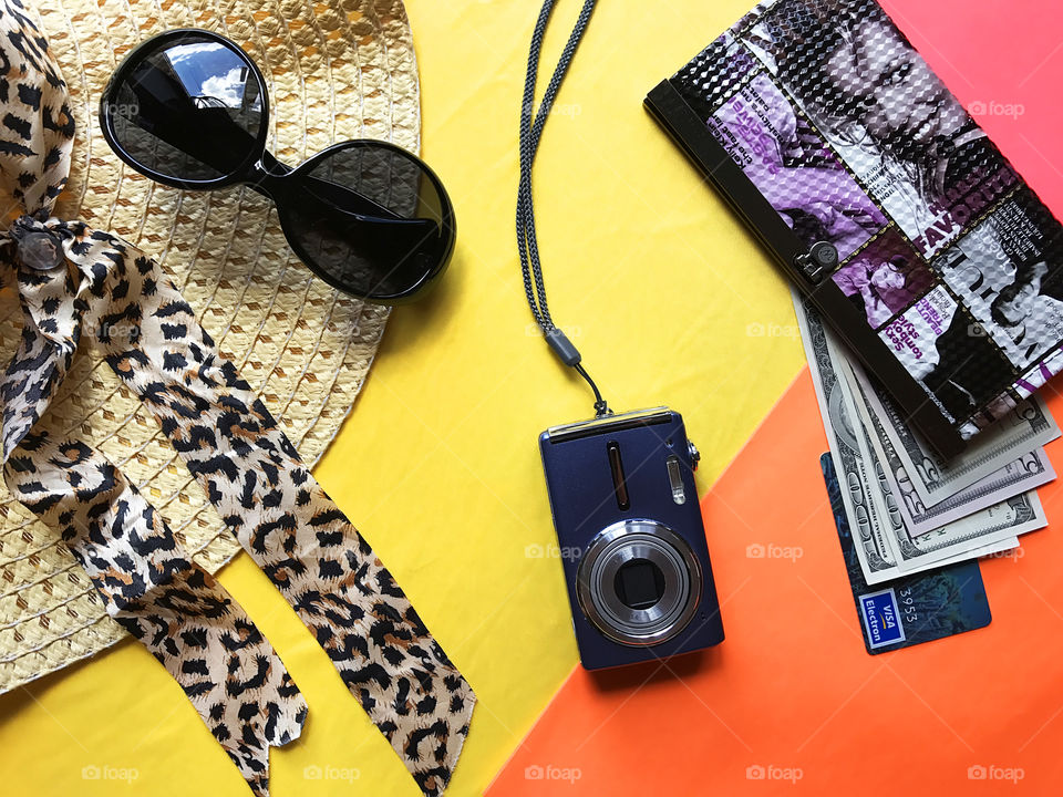 Remembering the summer days with the travel items 