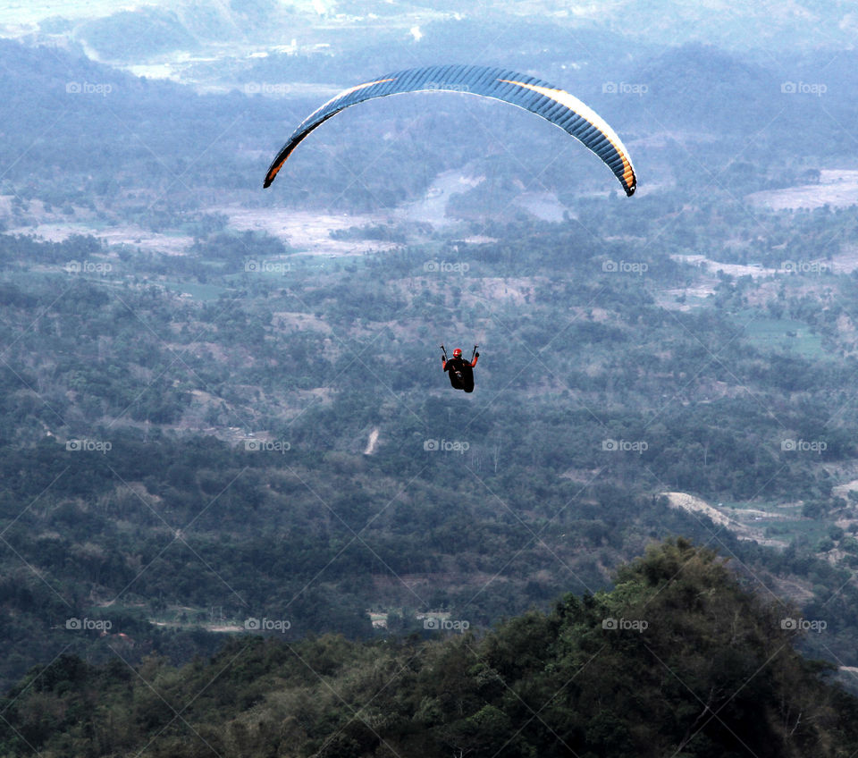 melayang di udara