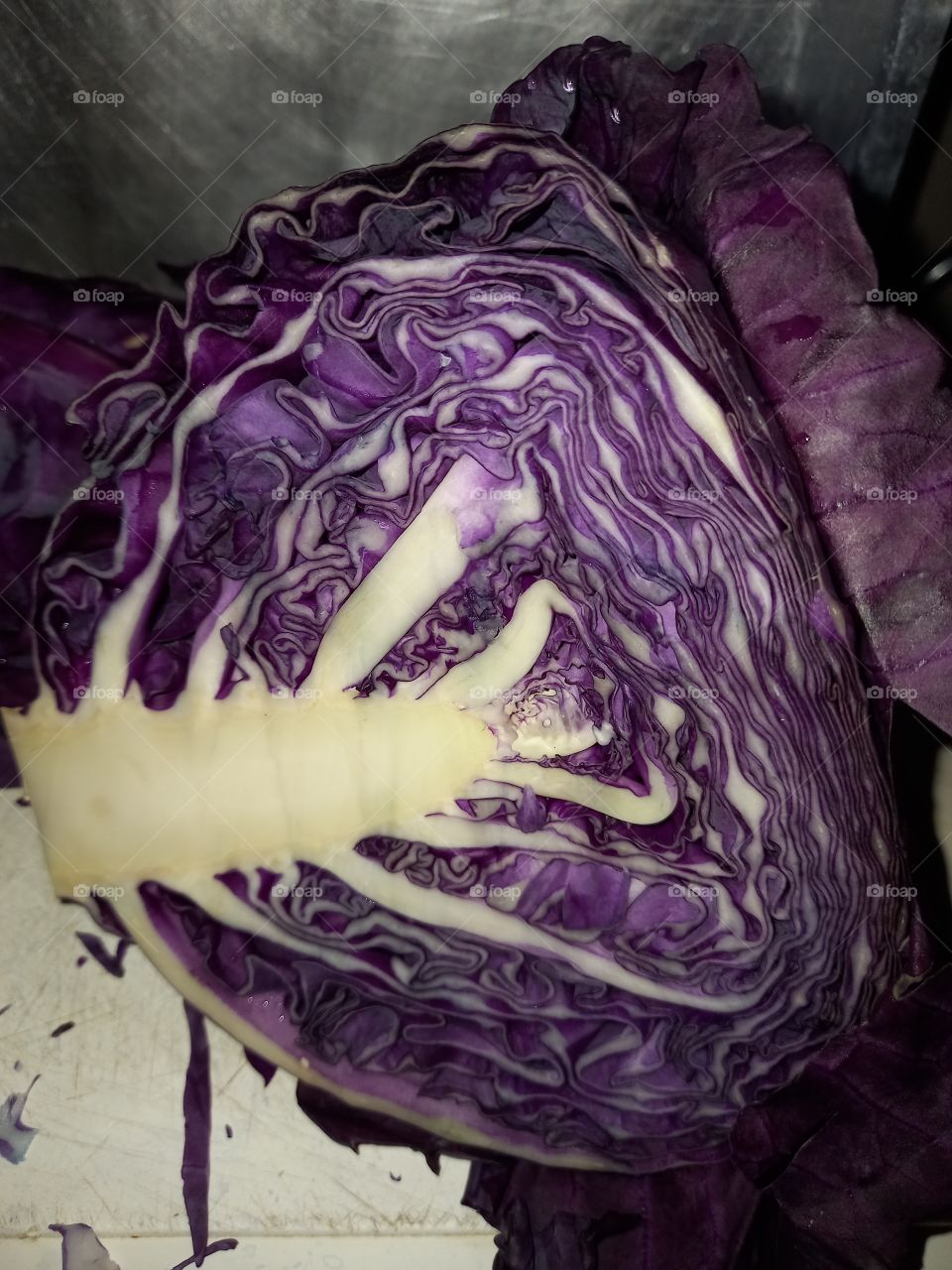 Repolho roxo cortado ao meio.