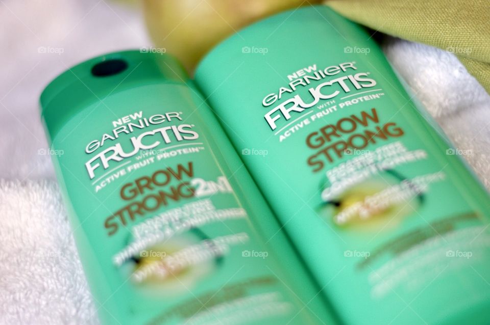Garnier shampoo and conditioner with an apple in the background