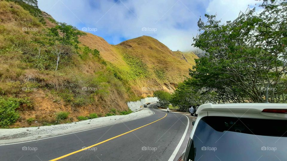 the road between the mountains of pusuk sembalun
