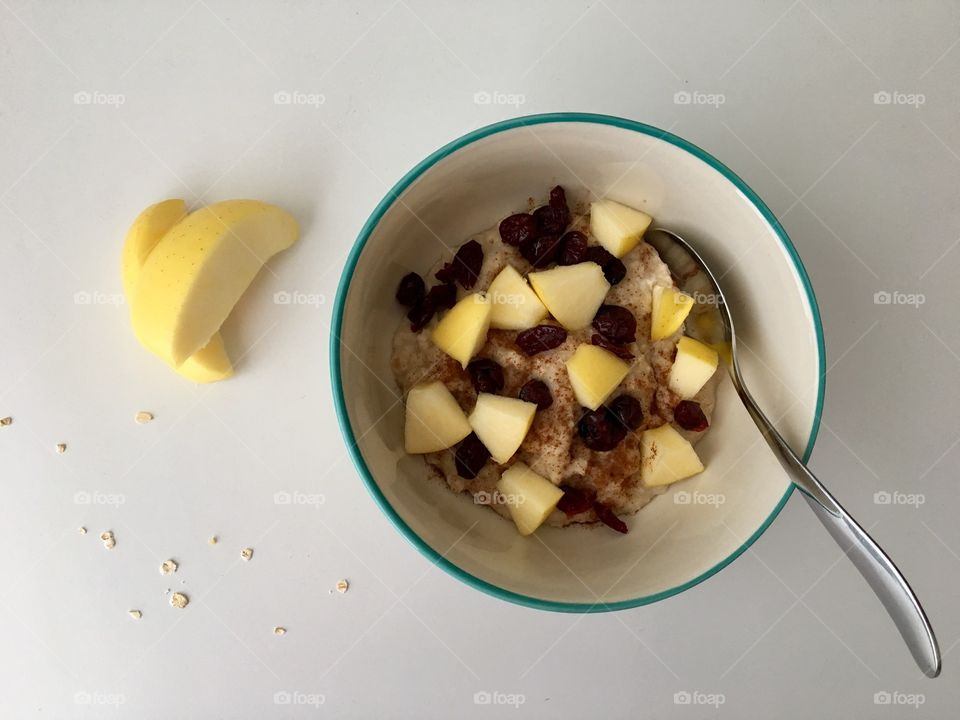 Oatmeal with Apples and Dried Cranberries 