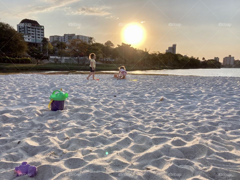 🇺🇸 Living in harmony is playing with children in the sand during sunset! What a joy the feeling of well-being is! / 🇧🇷 Viver em harmonia é estar brincando com as crianças na areia, durante o por do sol! Que alegria a sensação de bem-estar!