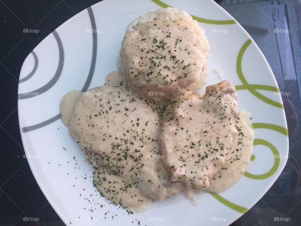 Iberian pork chops in white sauce, accompanied by aromatic rice