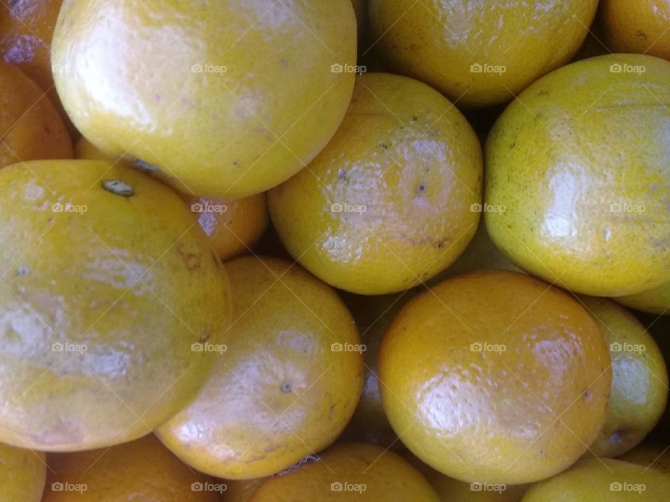 fotografía en primer plano de naranjas frescas y jugosas tomada en un mercado de barrio en la provincia de Buenos Aires