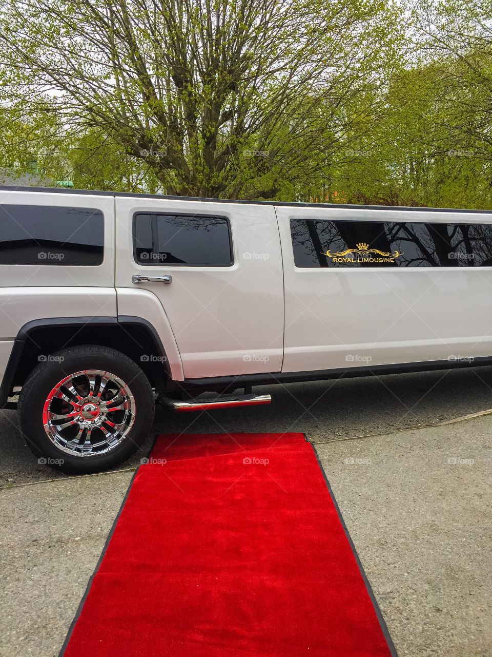 Hummer strech limousine.